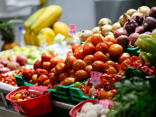 AME1621. CIUDAD DE PANAMÁ (PANAMÁ), 08/07/2025.- Fotografía que muestra alimentos este martes, en el mercado de abastos en La Chorrera, Ciudad de Panamá (Panamá). Las expectativas sobre situación de la economía de Panamá y el desempleo lastran la confianza de los consumidores, que se encuentra en niveles mínimos de acuerdo con una encuesta semestral difundida este martes y que revela la preocupación de los panameños en cuanto a su futuro económico. EFE/ Bienvenido Velasco