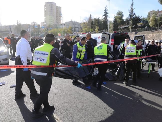 Jerusalem (-), 30/11/2023.- Medical staff remove victims from the area of a shooting attack at the entrance of Jerusalem, 30 November 2023. Following an attack by two Palestinian shooters, who also died on the scene, at the entrance to Jerusalem on Sderot Weizman Street in Trampiada, one of six Israeli victims was pronounced dead at the scene, while two injured succumbed to their wounds with the rest remaining in moderate condition. (Jerusalén) EFE/EPA/ABIR SULTAN