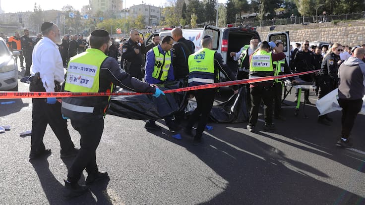 Jerusalem (-), 30/11/2023.- Medical staff remove victims from the area of a shooting attack at the entrance of Jerusalem, 30 November 2023. Following an attack by two Palestinian shooters, who also died on the scene, at the entrance to Jerusalem on Sderot Weizman Street in Trampiada, one of six Israeli victims was pronounced dead at the scene, while two injured succumbed to their wounds with the rest remaining in moderate condition. (Jerusalén) EFE/EPA/ABIR SULTAN