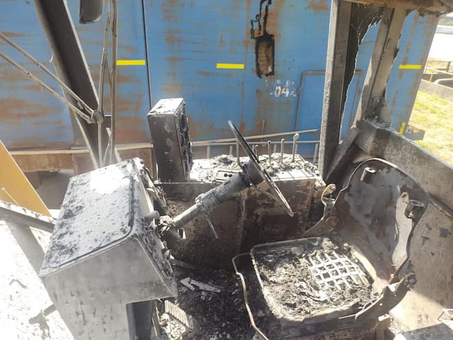Valle: grupo armado incineró un tractor e intimidó a 16 trabajadores del gremio de la caña