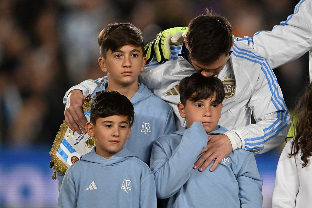 Lionel Messi y sus hijos durante los himnos en el Monumental / Getty Images