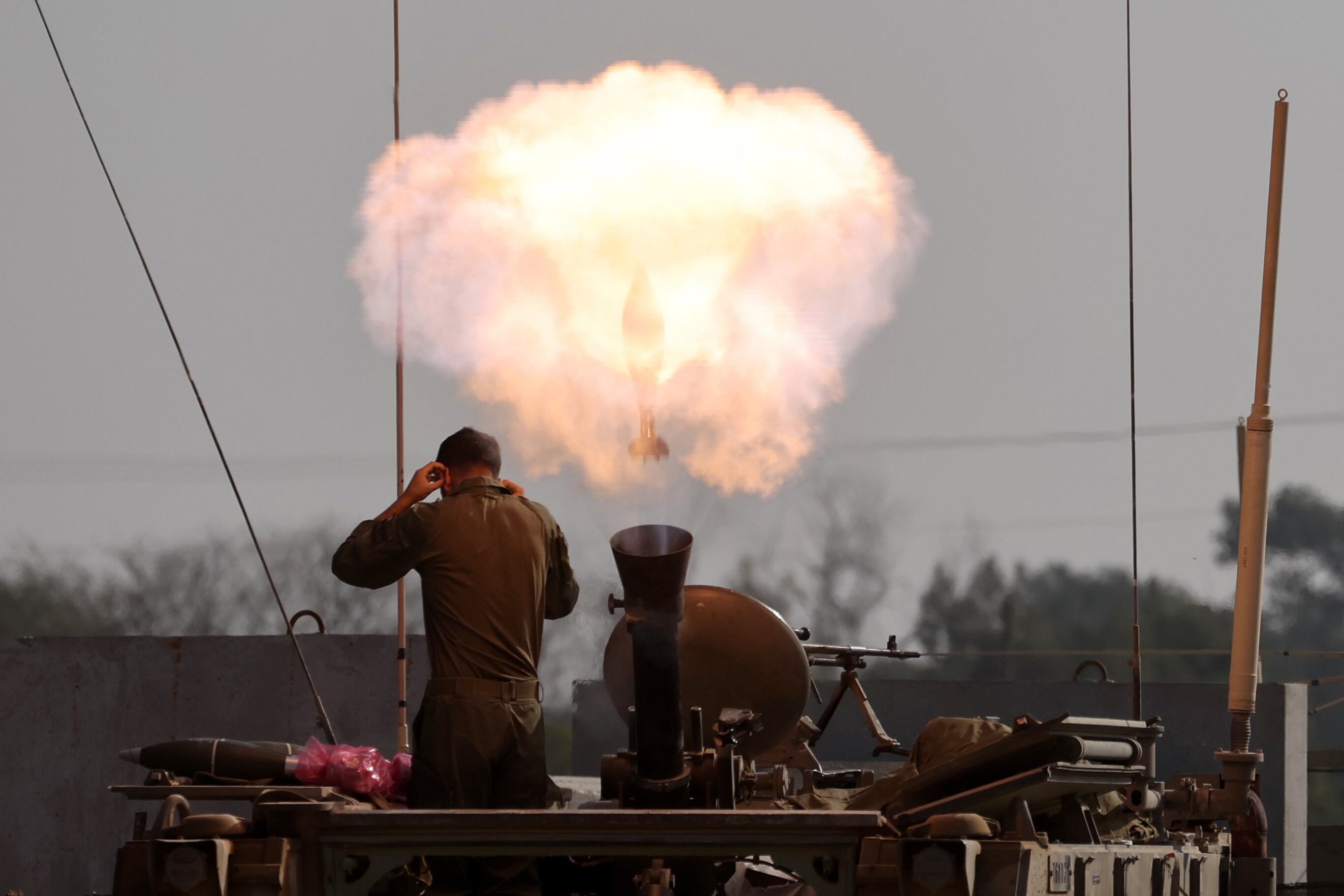 -FOTODELDÍA- (ISRAEL), 01/01/2024.- Soldados israelíes disparan fuego de mortero en una zona cercana a la frontera con la Franja de Gaza, en el sur de Israel, este lunes, 1 de enero de 2024. Más de 21.600 palestinos y al menos 1.300 israelíes han muerto, según el Ministerio de Salud palestino y las Fuerzas de Defensa de Israel (FDI) , desde que militantes de Hamás lanzaron un ataque contra Israel desde la Franja de Gaza el 7 de octubre de 2023 e Israel reaccionó con una ofensiva a gran escala sobre Gaza y Cisjordania. EFE/ Abir Sultan