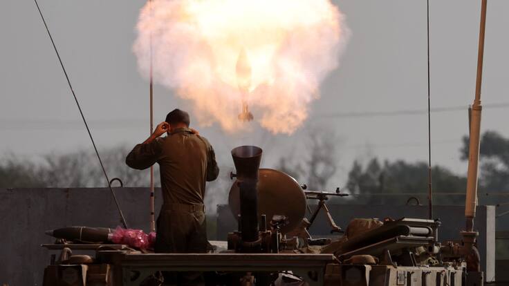 -FOTODELDÍA- (ISRAEL), 01/01/2024.- Soldados israelíes disparan fuego de mortero en una zona cercana a la frontera con la Franja de Gaza, en el sur de Israel, este lunes, 1 de enero de 2024. Más de 21.600 palestinos y al menos 1.300 israelíes han muerto, según el Ministerio de Salud palestino y las Fuerzas de Defensa de Israel (FDI) , desde que militantes de Hamás lanzaron un ataque contra Israel desde la Franja de Gaza el 7 de octubre de 2023 e Israel reaccionó con una ofensiva a gran escala sobre Gaza y Cisjordania. EFE/ Abir Sultan