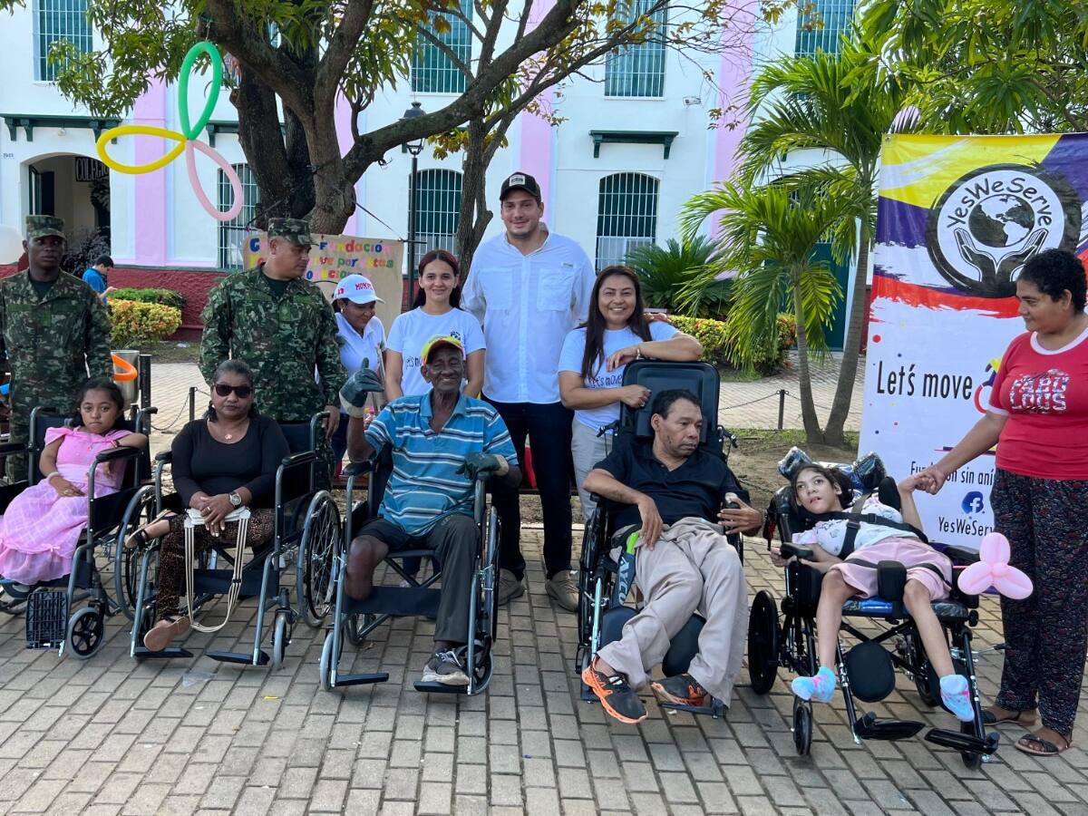 Ejército Nacional entregó seis sillas de ruedas en Mompox en apoyo a la comunidad