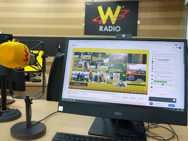 Cabina de W Radio Colombia.