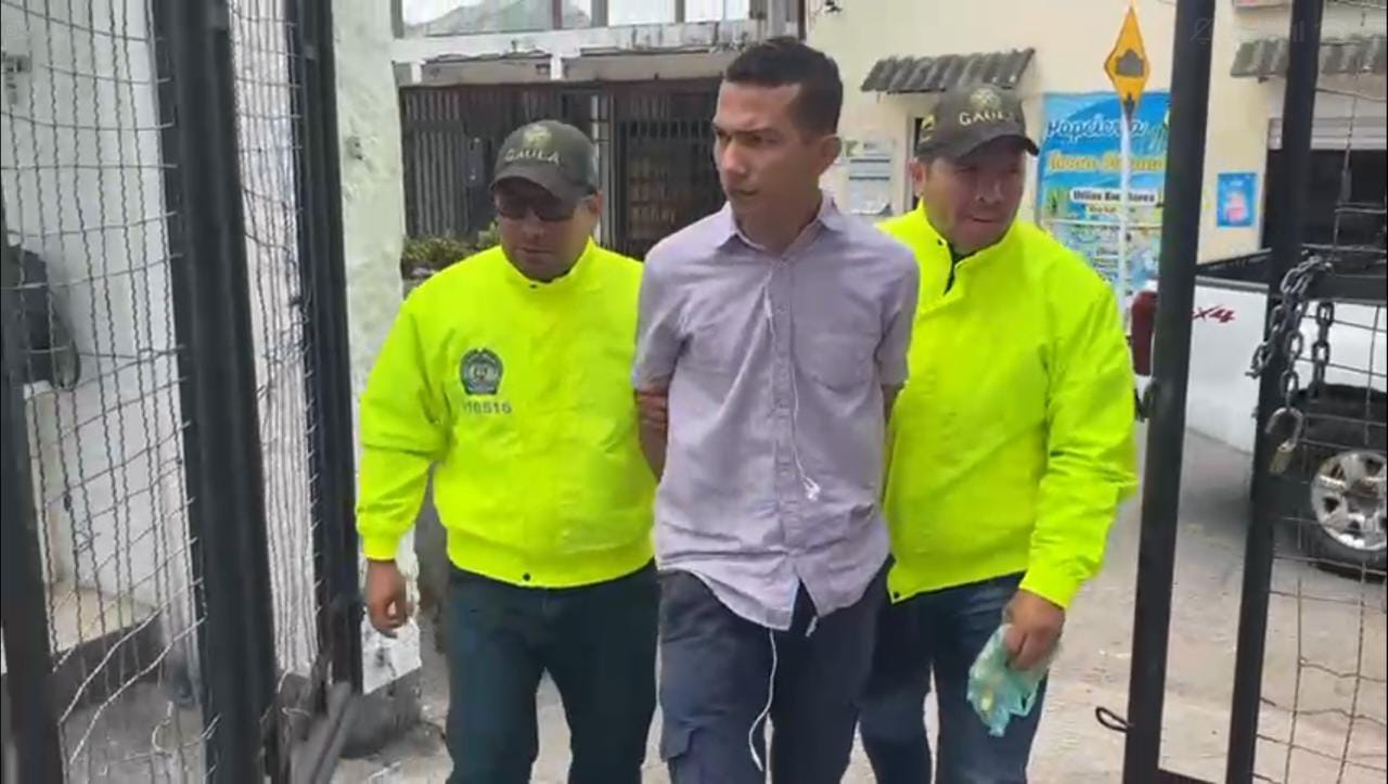 El sujeto conocido con el alias de ´Comandante Jhon Jairo´ fue capturado en flagrancia por el Gaula de la Policía Huila en el parque principal del municipio de Gigante.