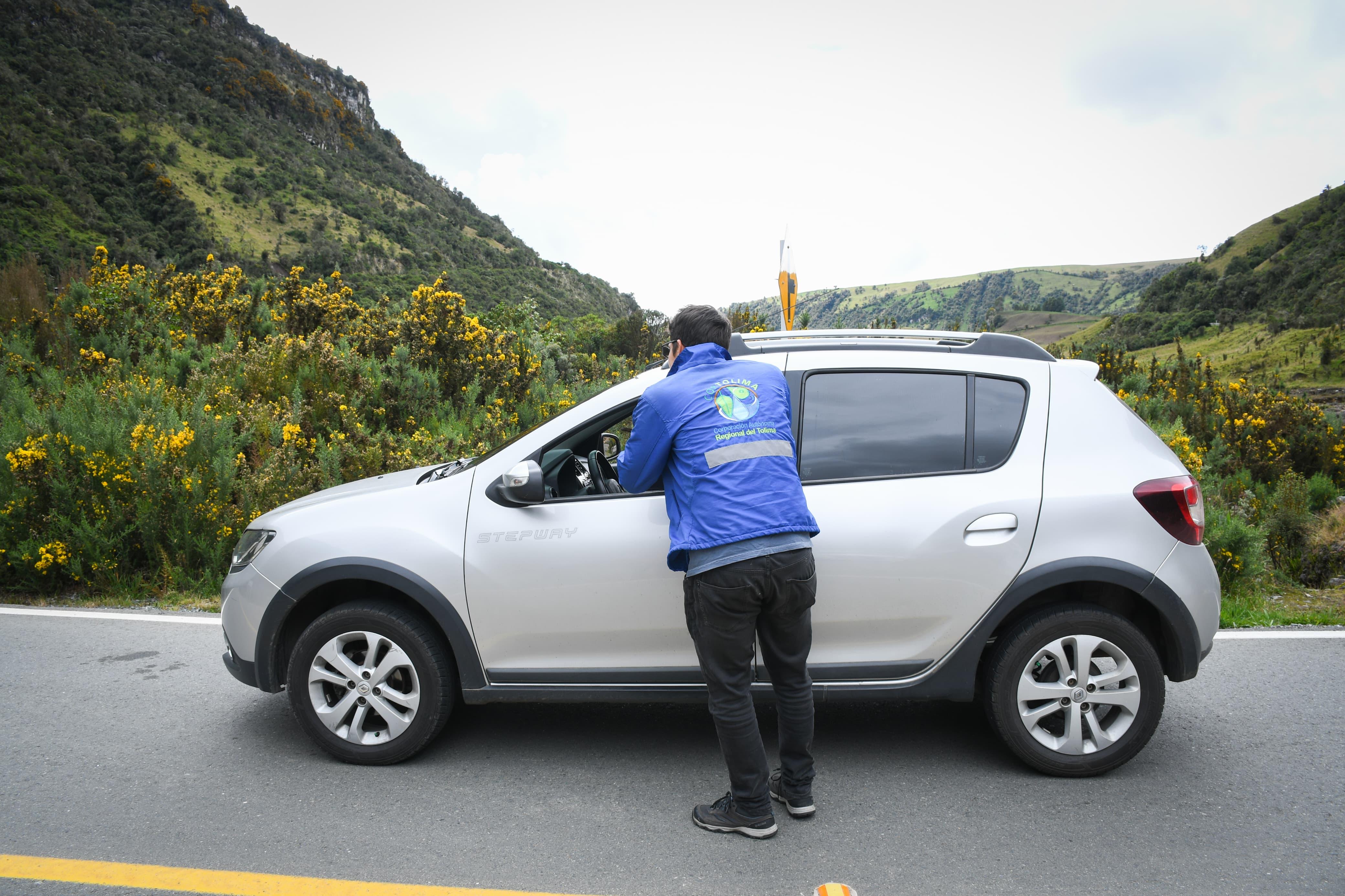 Puesto de control en la vía al Parque de los Nevados en el Tolima