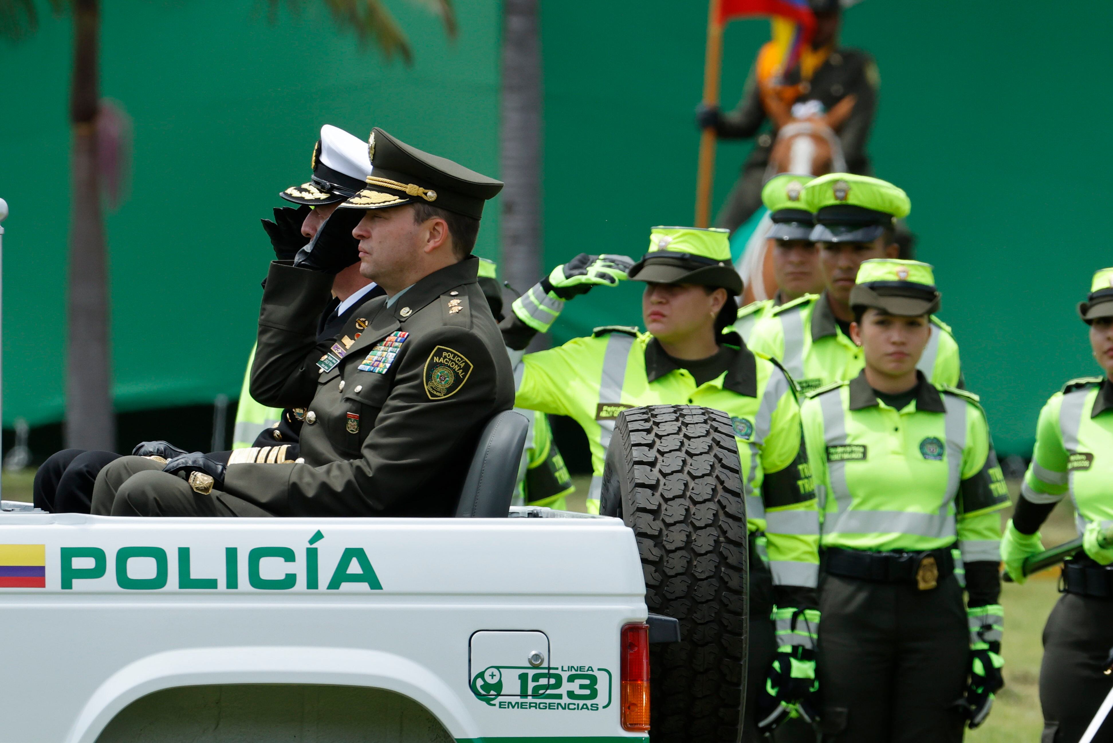 AME1155. BOGOTÁ (COLOMBIA), 18/02/2025.- El director de la Policía Nacional de Colombia, general Carlos Fernando Triana, pasa revista a una formación luego de asumir el cargo este martes, en Bogotá (Colombia) EFE/ Mauricio Dueñas Castañeda