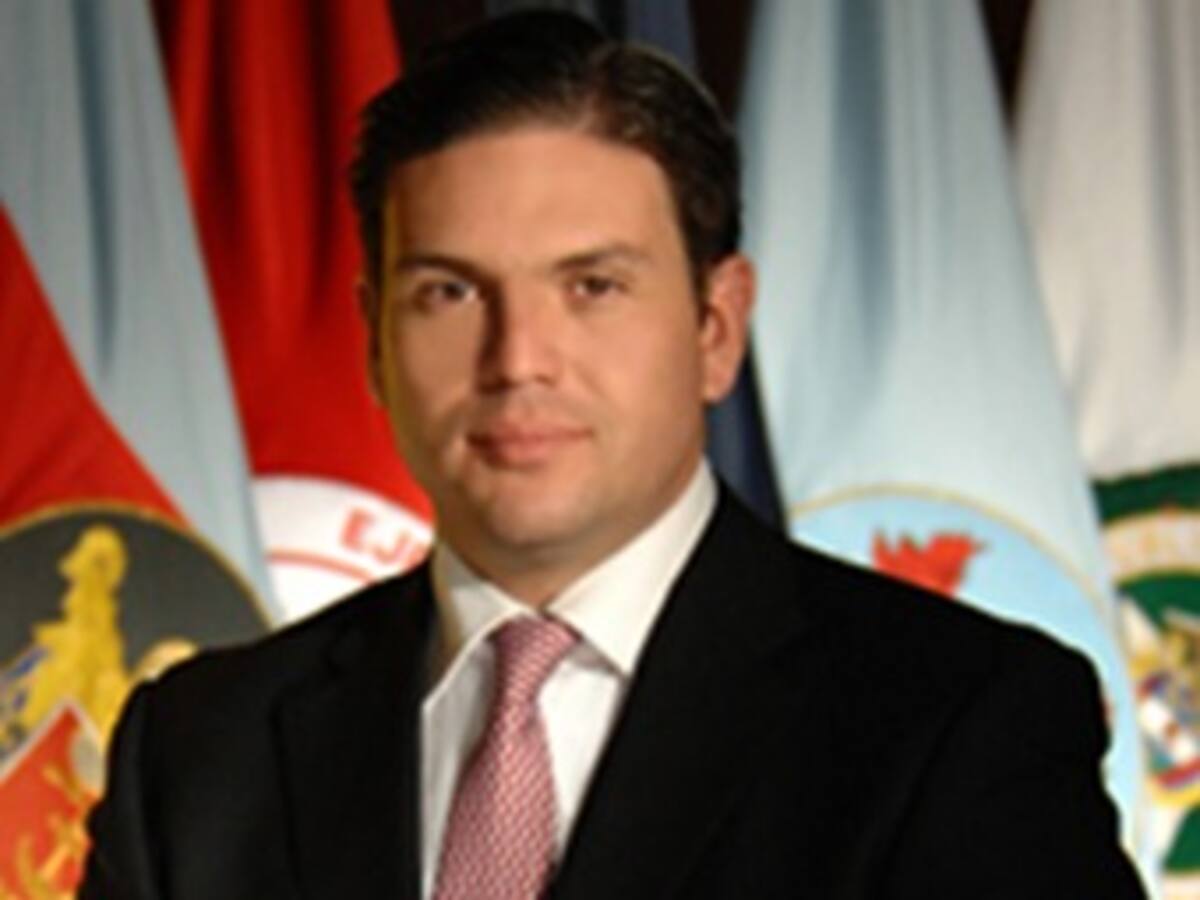 Grupo de mujeres entutelaron al ministro de Defensa