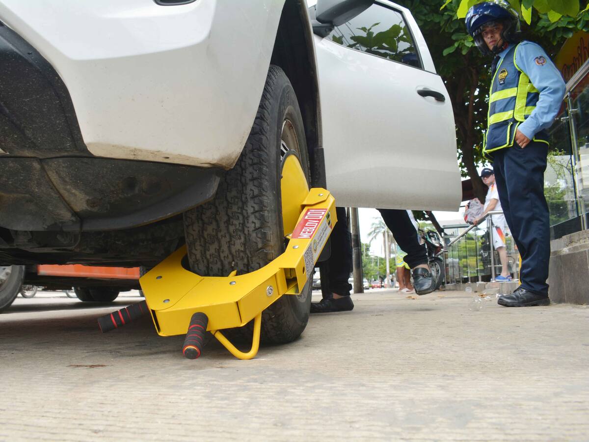 Operativos del DATT dejan 56 vehículos bloqueados con cepos por mal parqueo