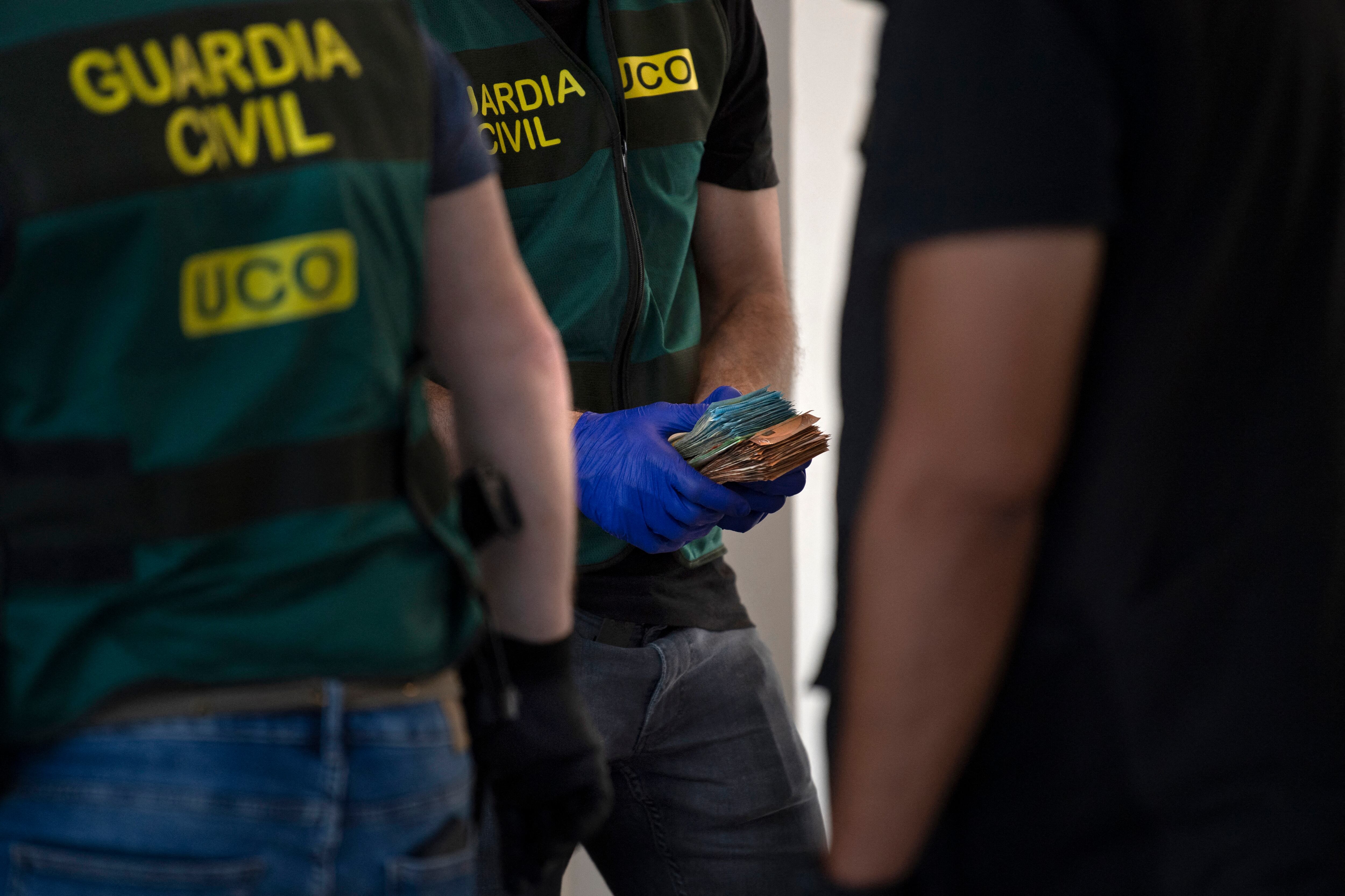 Según la Guardia Civil de España, el grupo criminal cometió una serie de robos en la provincia de Ávila, cerca de Madrid, en los que se llevaron diferentes objetos de lujo que suman más de 40.000 euros.
(Foto:    JORGE GUERRERO/AFP via Getty Images)