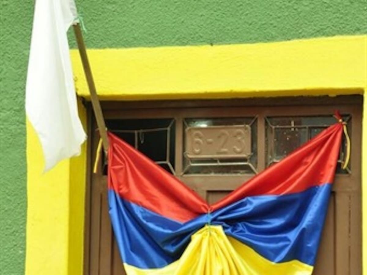 Habitantes del Catatumbo izan la bandera al revés como protesta al paro