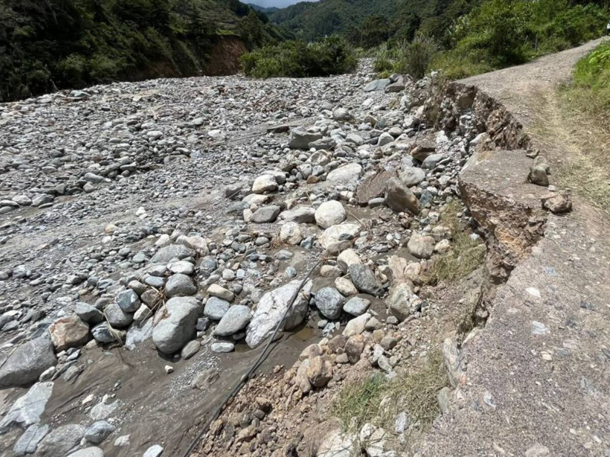 Por horas habilitan paso en la vía a Charta