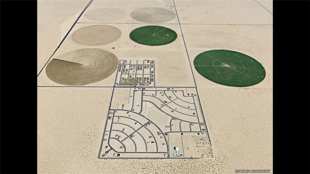 Burtynsky usa la irrigación en Texas y la agricultura de secano en Monegros, España, como monografías arquetípicas de gran escala de fenómenos de la terraformación. (Irrigación #1, Altiplano, Texas, EE.UU., 2011)