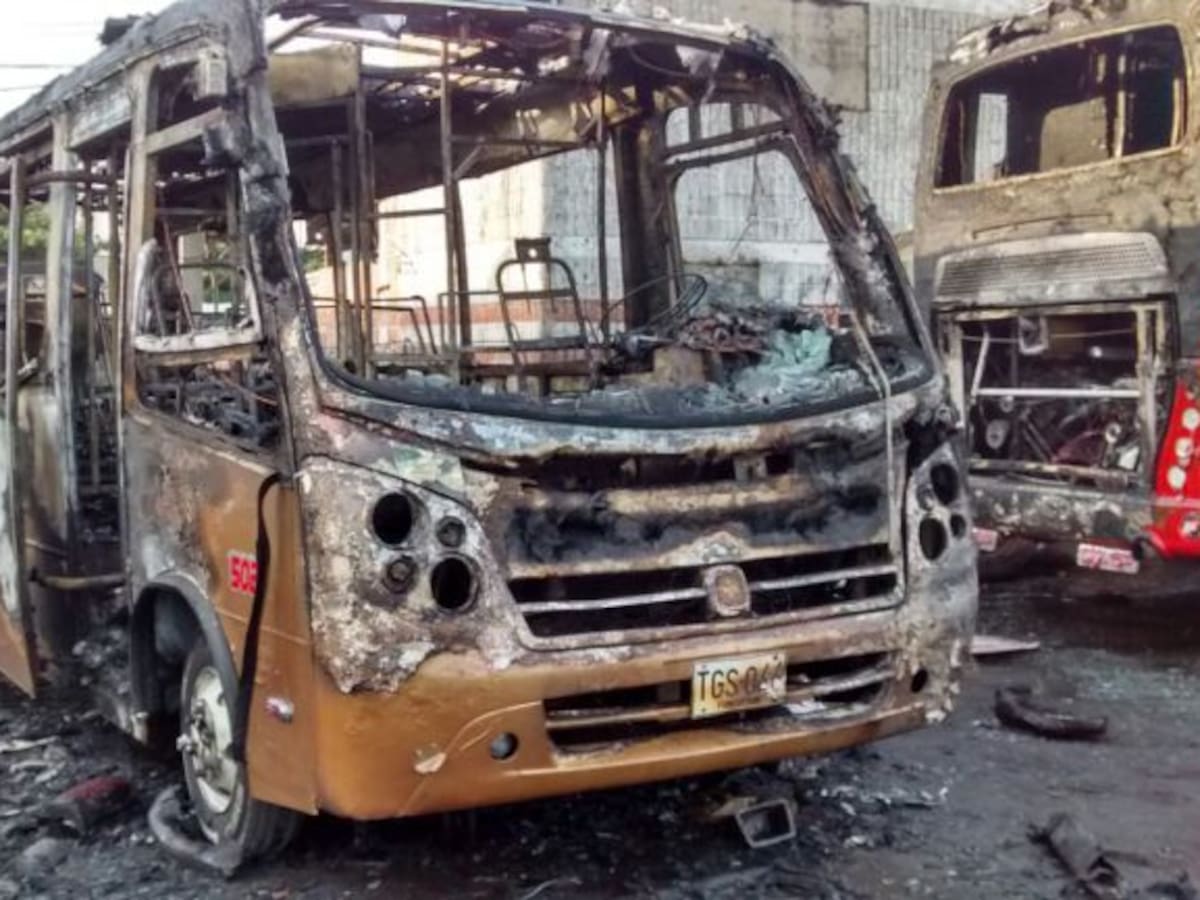 4 vehículos afectados por incendio en estación de gasolina