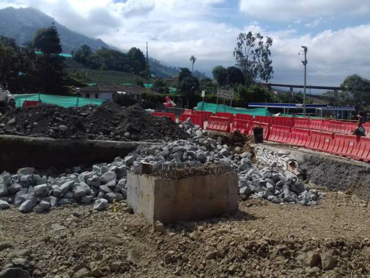 Suspenden obras en Versalles en Calarcá, para mejorar movilidad en la vía La Línea entre Quindío y Tolima