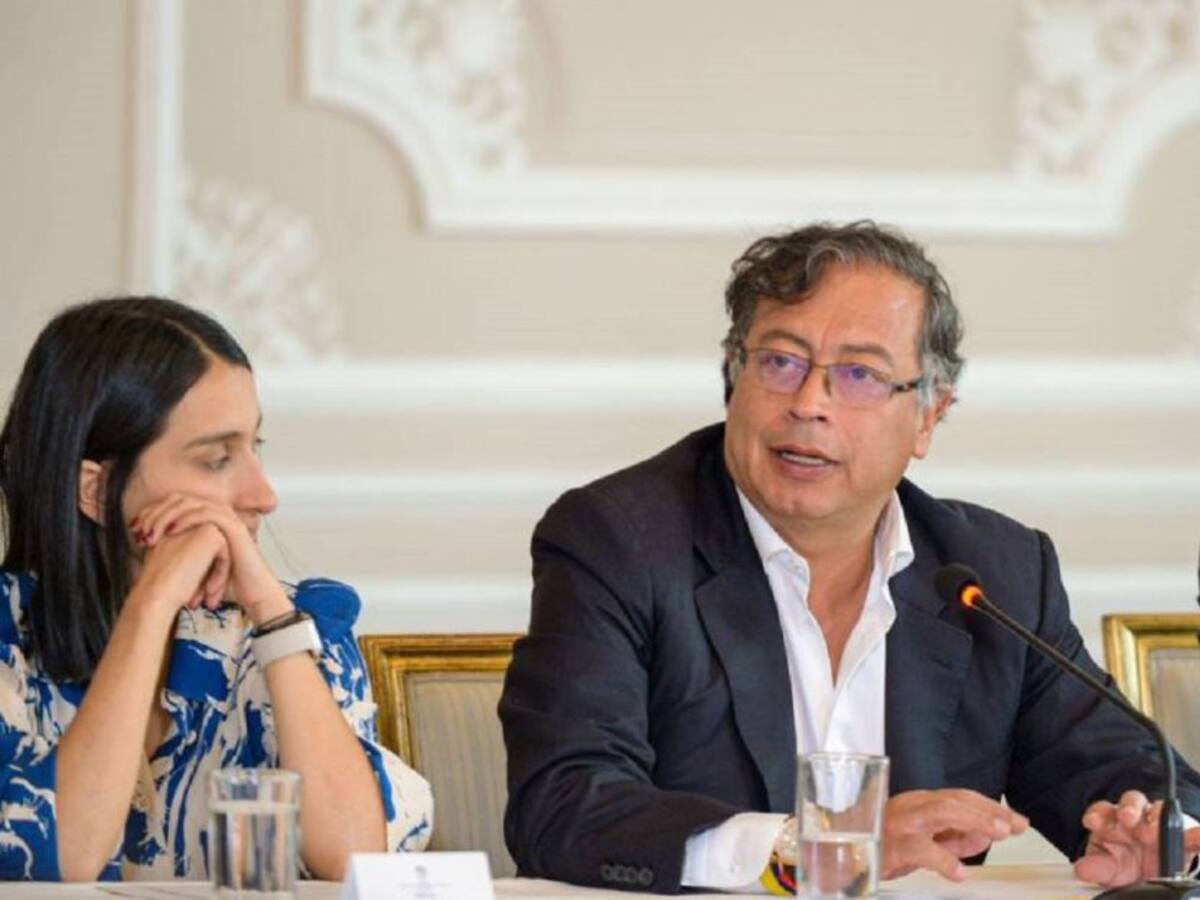 Gobierno suspende órdenes de captura y extradición a negociadores del ELN