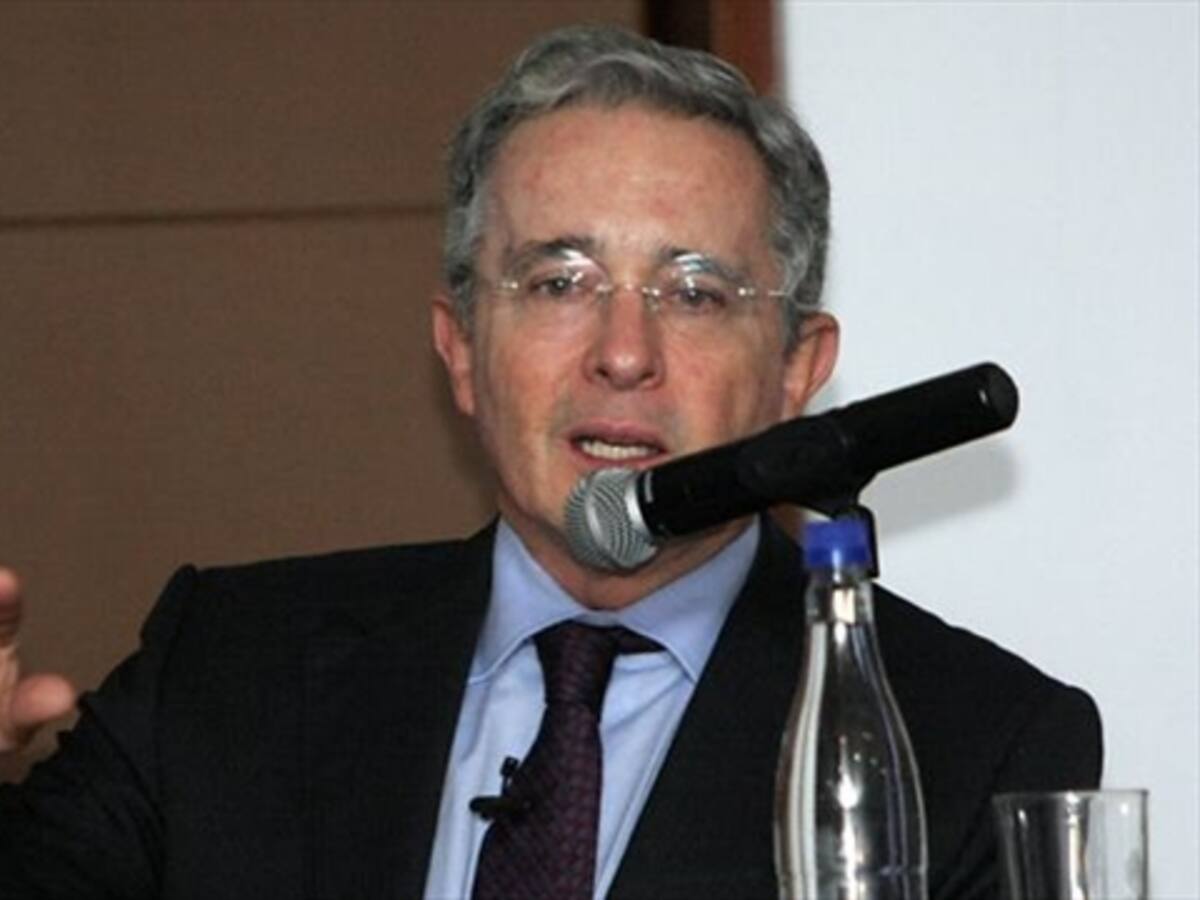 Uribe responde a Leyva con más críticas al proceso de paz