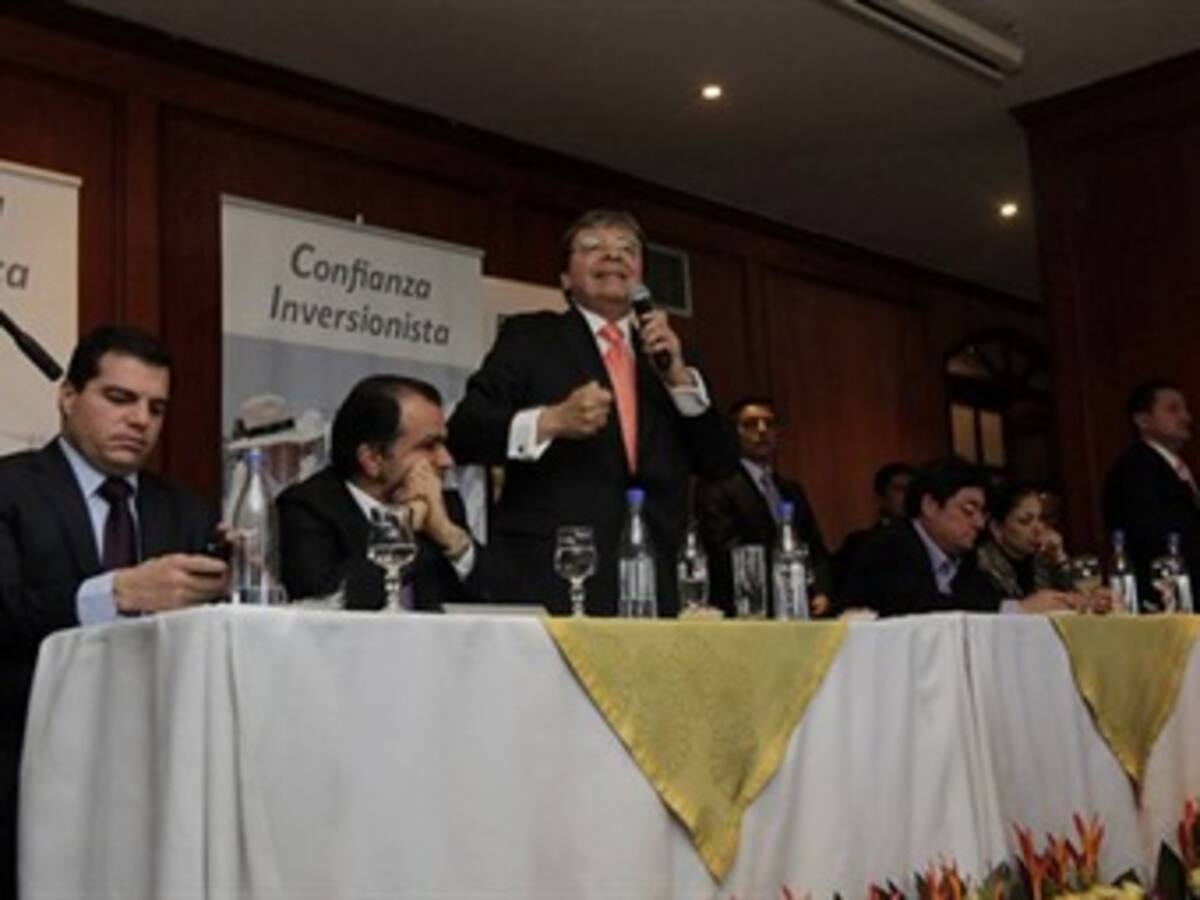 Hoy se sabrá quién se queda con candidatura presidencial uribista