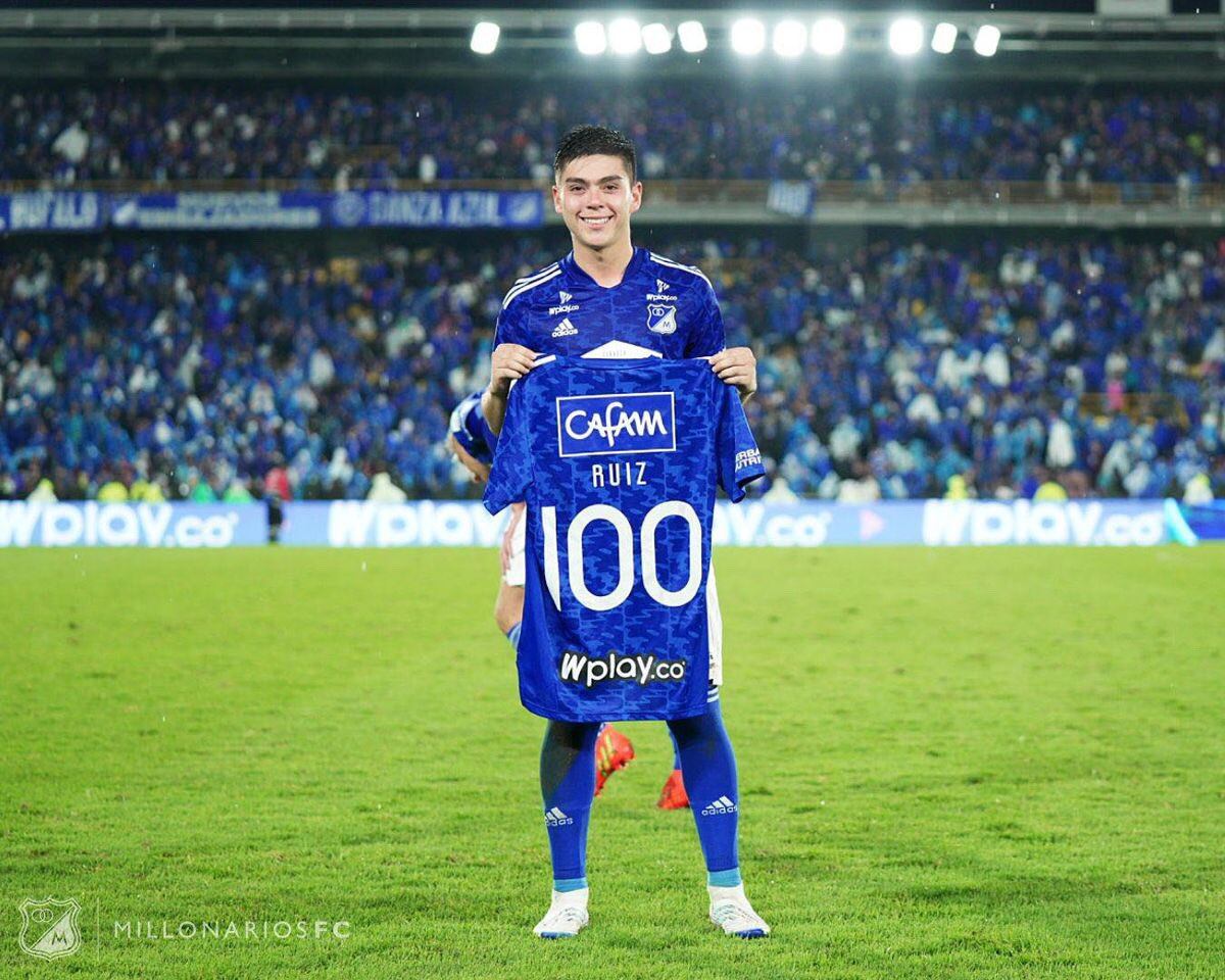 Daniel Ruiz con la camiseta que recibió al completar 100 partidos con Millonarios / Twitter: @MillosFCoficial.