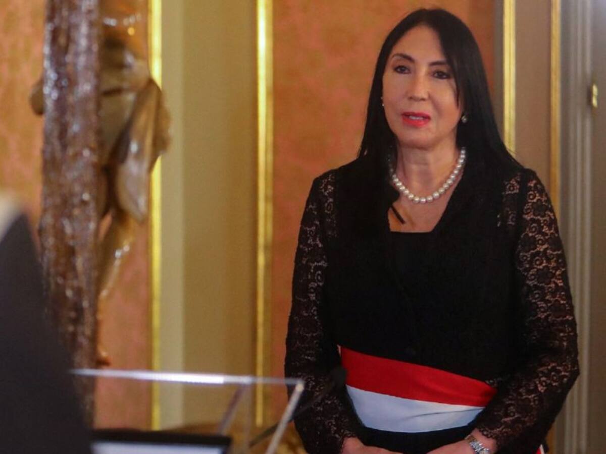Renuncia canciller peruana por escándalo de vacunas