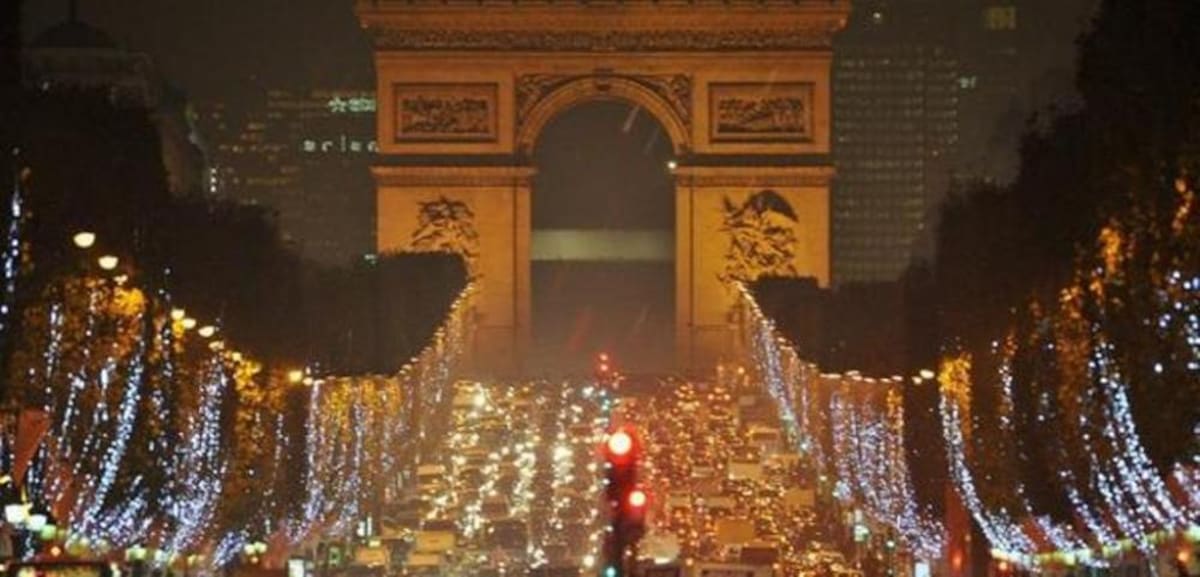 Árboles humanos, en los ríos y las ciudades más emblemáticas del mundo inundadas de luces y de la magia de la navidad./ Paris