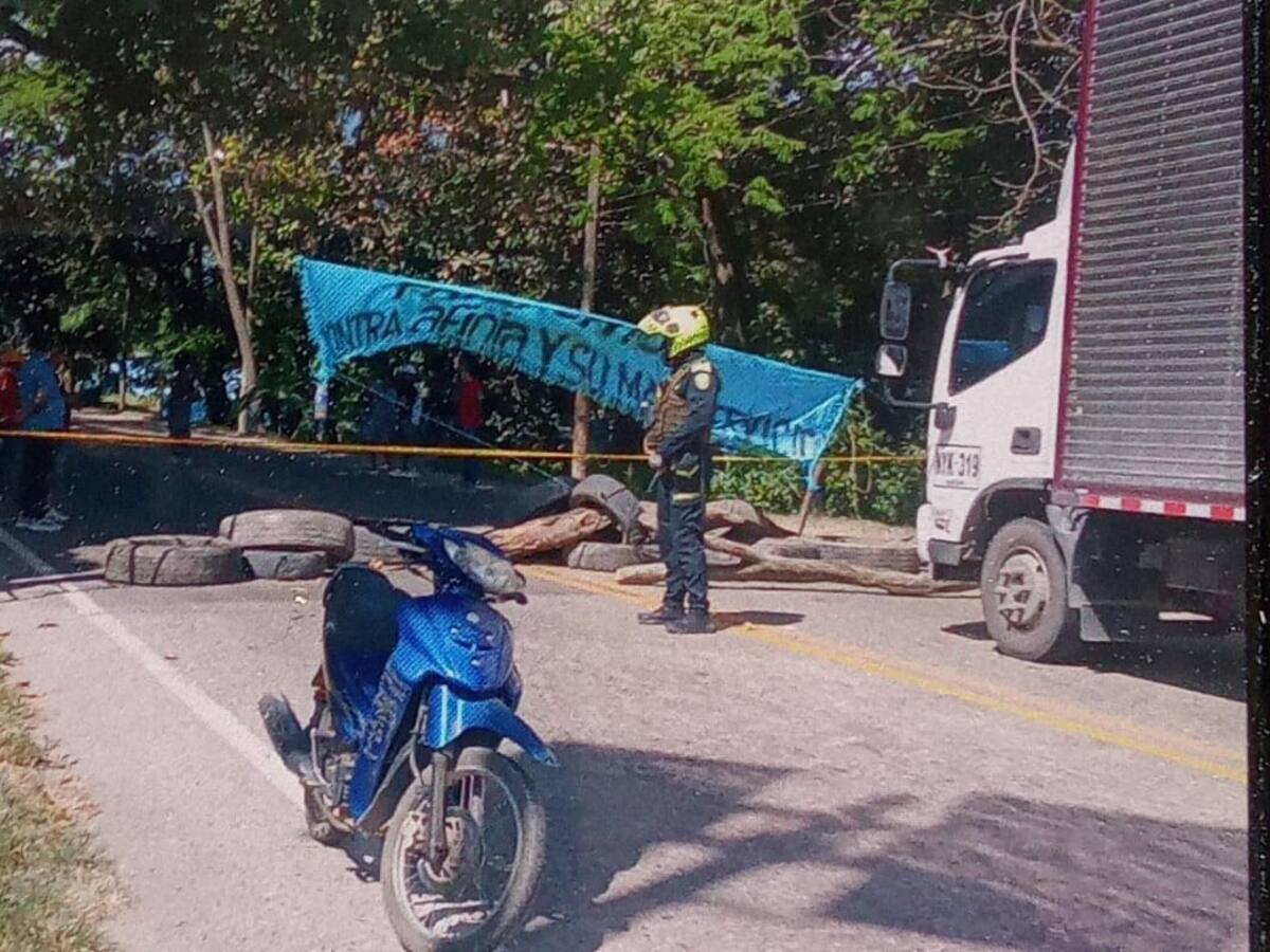 “Bloqueo en Curumaní lleva 16 horas y genera un golpe a la economía”: gobernadora del Cesar