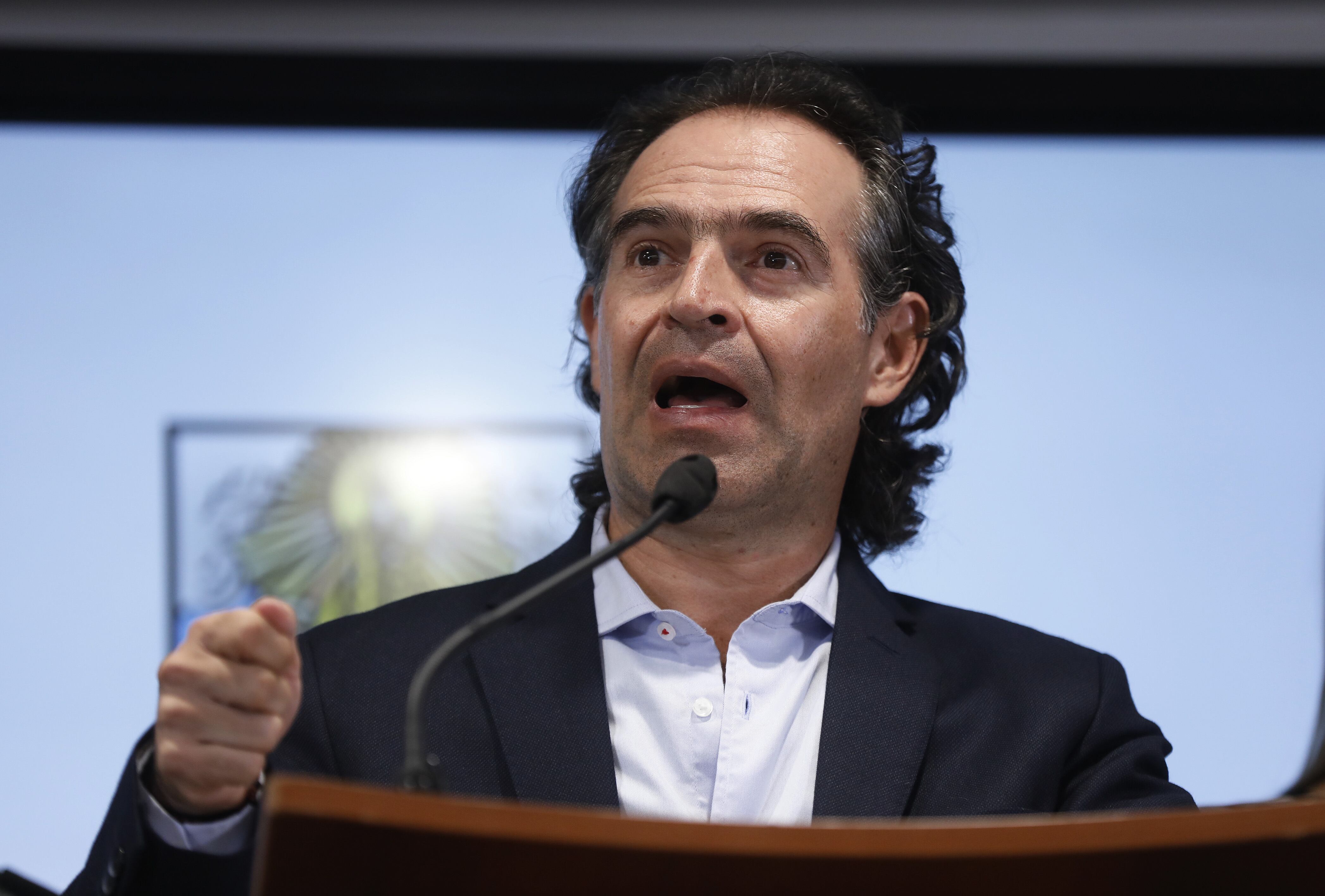 MED107. MEDELLÍN (COLOMBIA), 01/04/2024.- El alcalde de Medellín, Federico Gutiérrez, habla durante una rueda de prensa este lunes en Medellín (Colombia). El alcalde de Medellín, Federico Gutiérrez, anunció este lunes "medidas extraordinarias" para prevenir y mitigar la explotación sexual de menores en la ciudad, con la firma de dos decretos para suspender por seis meses "la demanda o solicitud de servicios sexuales y actividades afines" en el sector de El Poblado y el cambio en horarios en sitios de rumba. EFE/ Luis Eduardo Noriega Arboleda