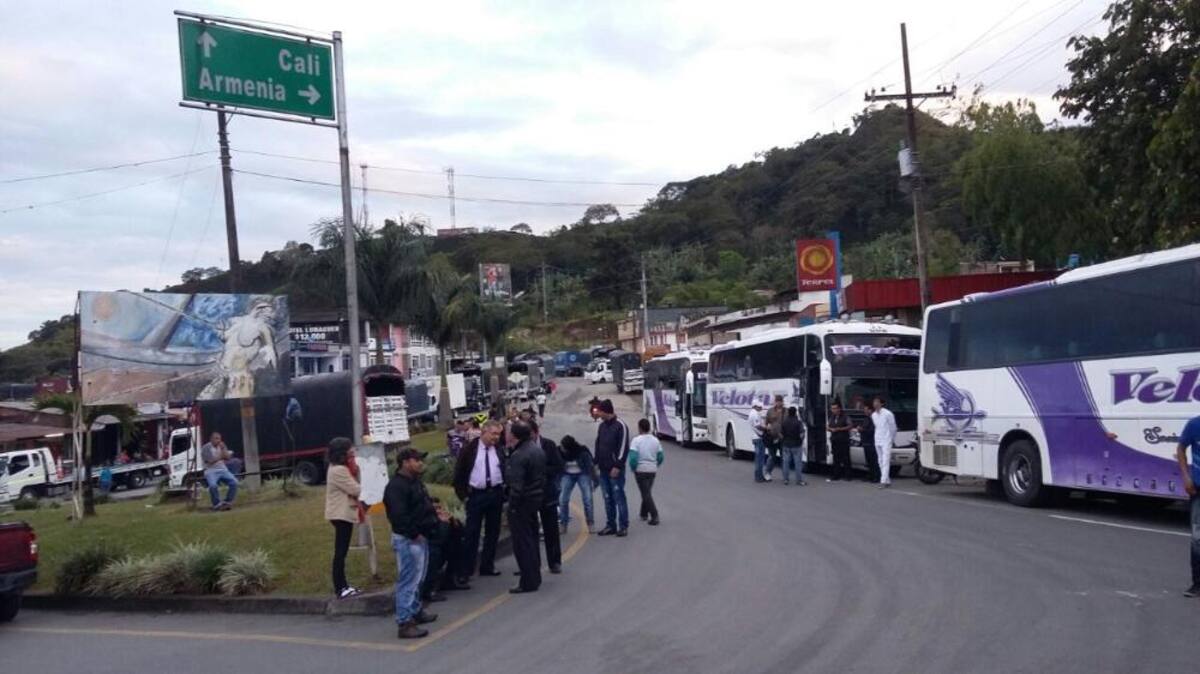 La carretera fue cerrada desde antes de la media noche del lunes, por un deslave.