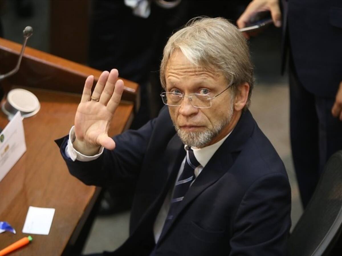 ¿Antanas Mockus debe ser sancionado por bajarse los pantalones?