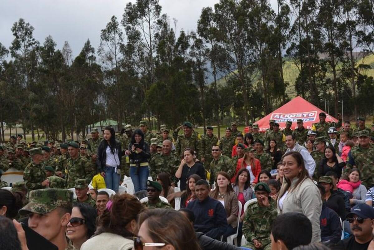 El artista colombiano se tomó fotos con los uniformados. Foto: Caracol Radio