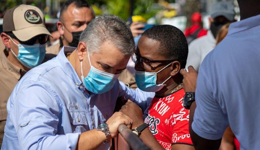 Iván Duque hizo un recorrido por calles de Buenaventura.