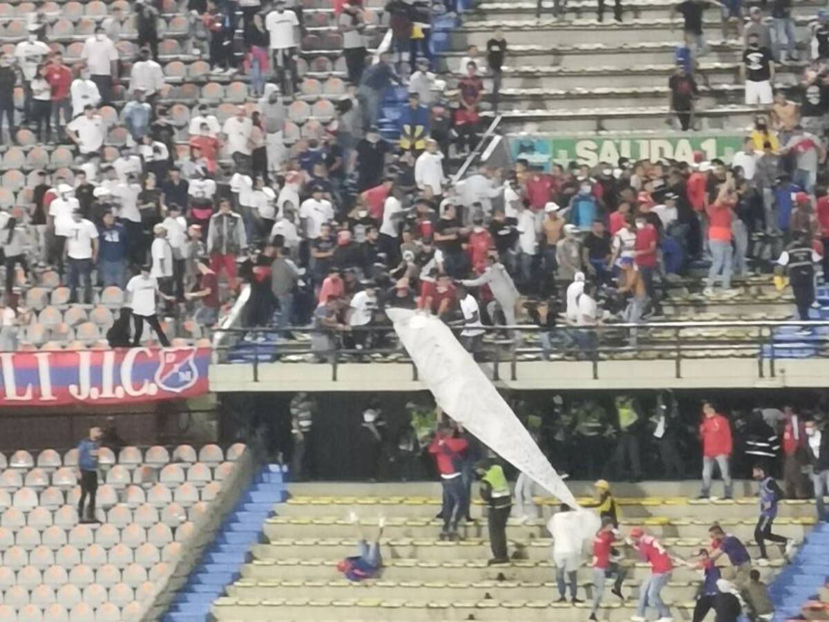 Violencia en el Atanasio Girardot tras intento de robo de un 'trapo'