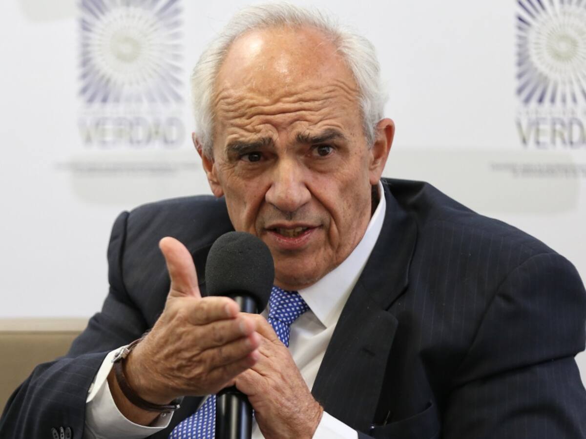 Samper dice que Colombia no tiene vacunas rusas por el "oso" con los espías