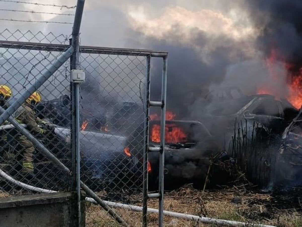 Incendio afectó varios vehículos en los patios de Perla del Sur en Pereira