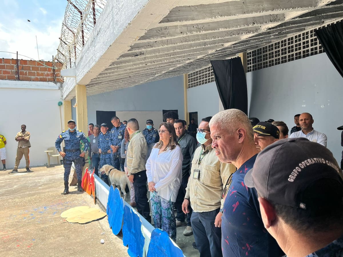 Ministra de Justicia visita el establecimiento carcelario de Neiva