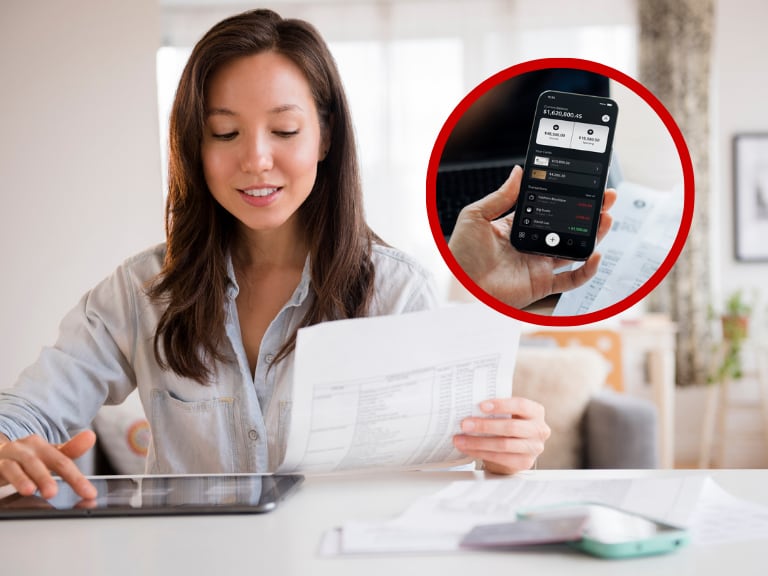 Open Finance // Persona mirando unos papeles // Celular con aplicación bancaria // Getty Images
