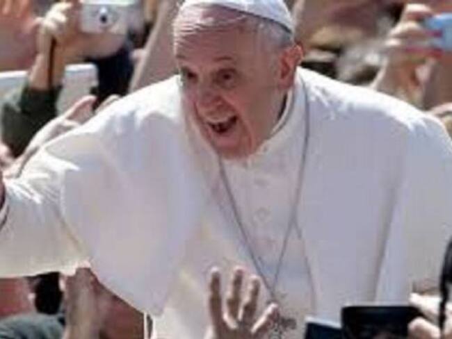 A ritmo de cumbia bailarines caleños recibieron al papa