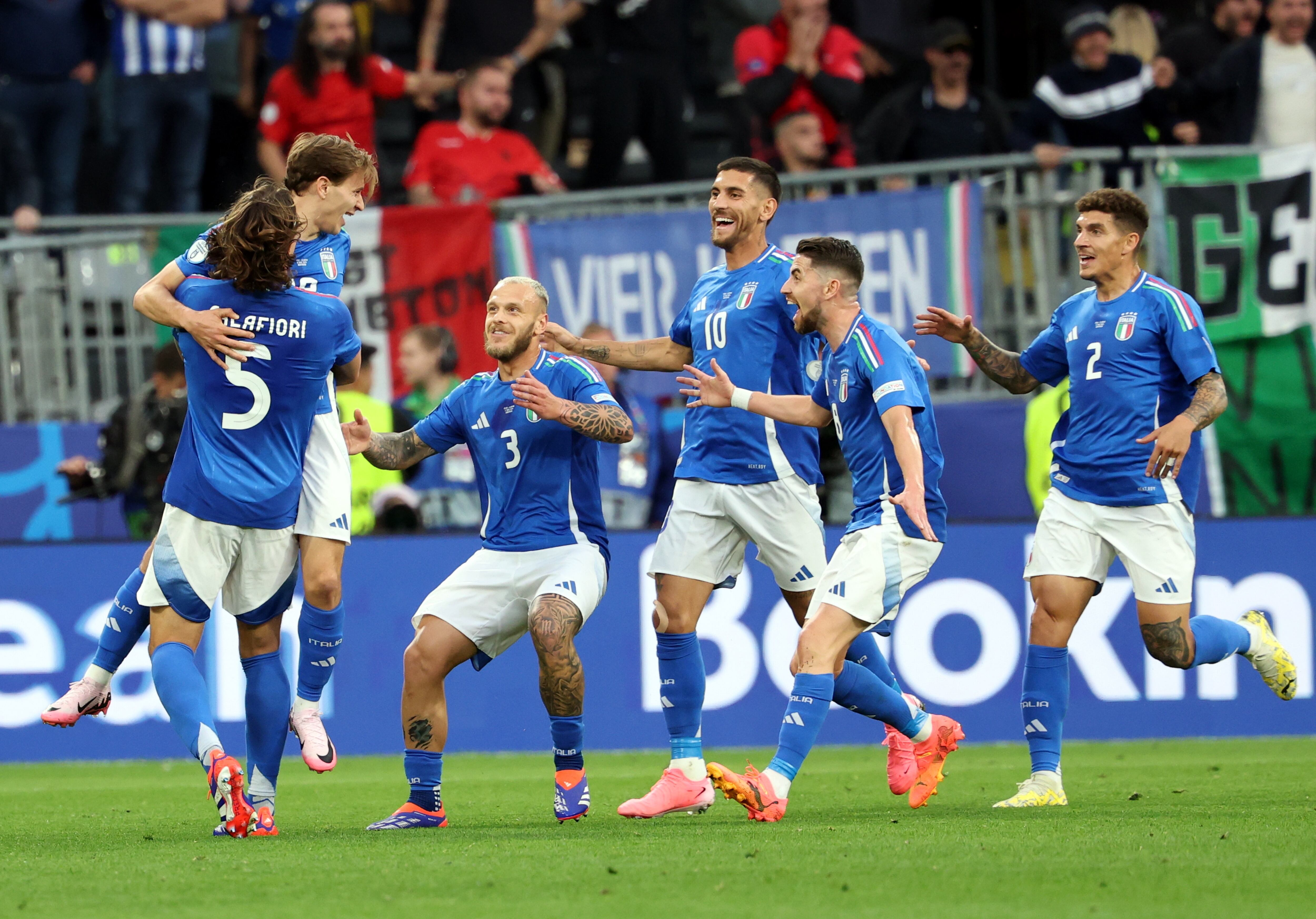 Dortmund (Germany), 15/06/2024.- Nicolo Barella of Italy (2L) celebrates with teammates scoring the 2-1 goal during the UEFA EURO 2024 group B soccer match between Italy and Albania, in Dortmund, Germany, 15 June 2024. (Alemania, Italia) EFE/EPA/FRIEDEMANN VOGEL