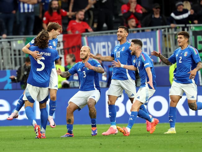 Dortmund (Germany), 15/06/2024.- Nicolo Barella of Italy (2L) celebrates with teammates scoring the 2-1 goal during the UEFA EURO 2024 group B soccer match between Italy and Albania, in Dortmund, Germany, 15 June 2024. (Alemania, Italia) EFE/EPA/FRIEDEMANN VOGEL
