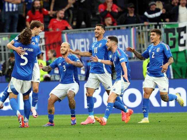 Dortmund (Germany), 15/06/2024.- Nicolo Barella of Italy (2L) celebrates with teammates scoring the 2-1 goal during the UEFA EURO 2024 group B soccer match between Italy and Albania, in Dortmund, Germany, 15 June 2024. (Alemania, Italia) EFE/EPA/FRIEDEMANN VOGEL