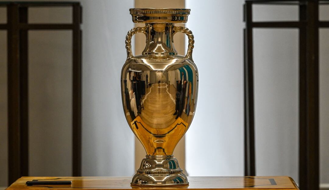 Trofeo de la Eurocopa presentado en Roma