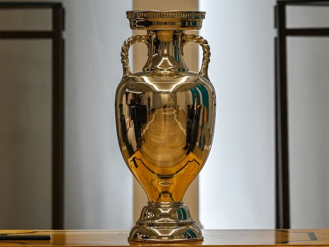 Trofeo de la Eurocopa presentado en Roma