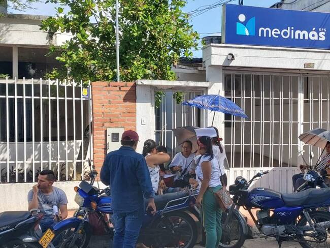 Familia se encadena a Medimás exigiendo remisión de joven en Arauca