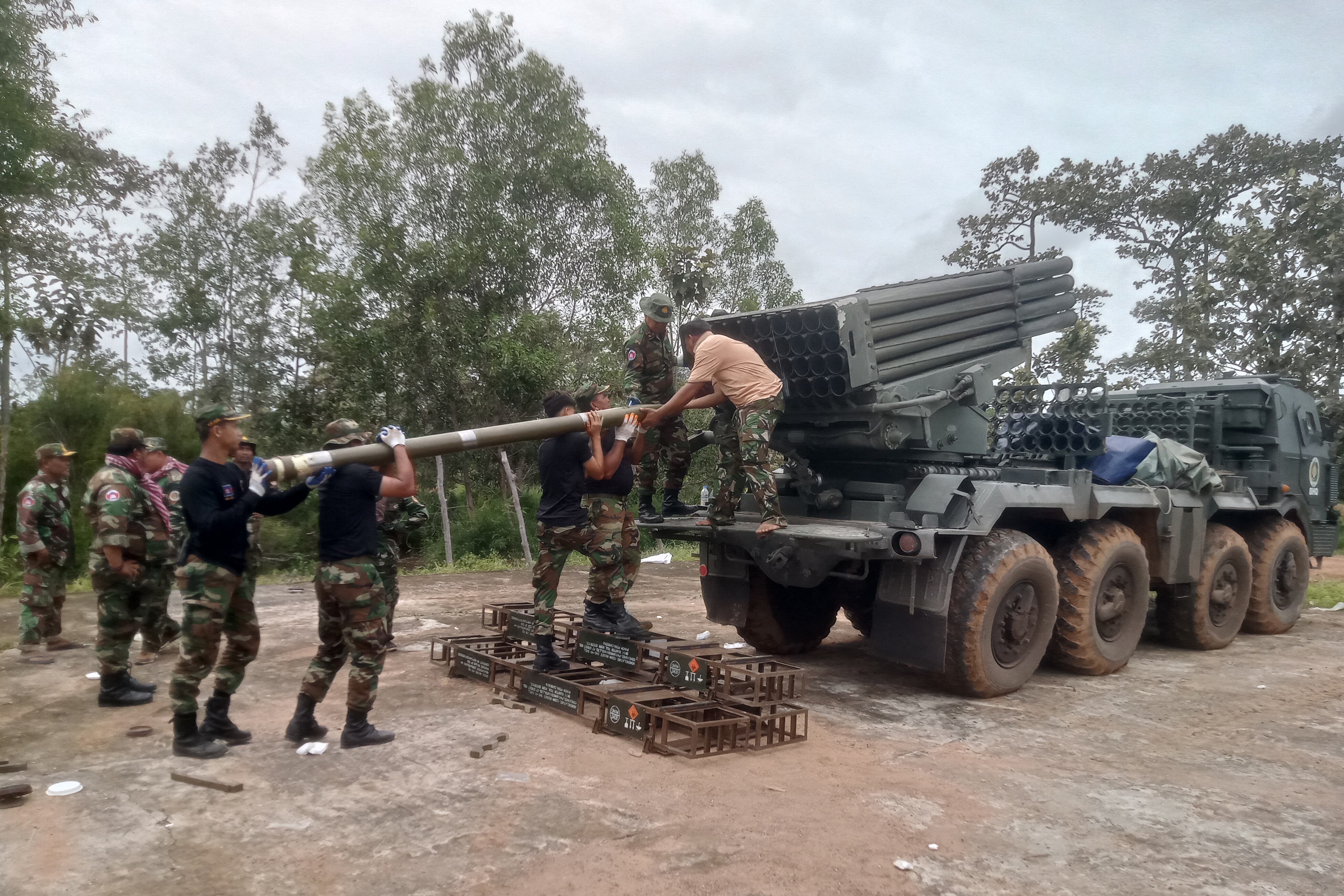 Soldados de Camboya cargan el lanzador de cohetes BM-21 en la provincia de Preah Vihear en medio de choques militares con Tailandia.
(Foto: STR/AFP via Getty Images)