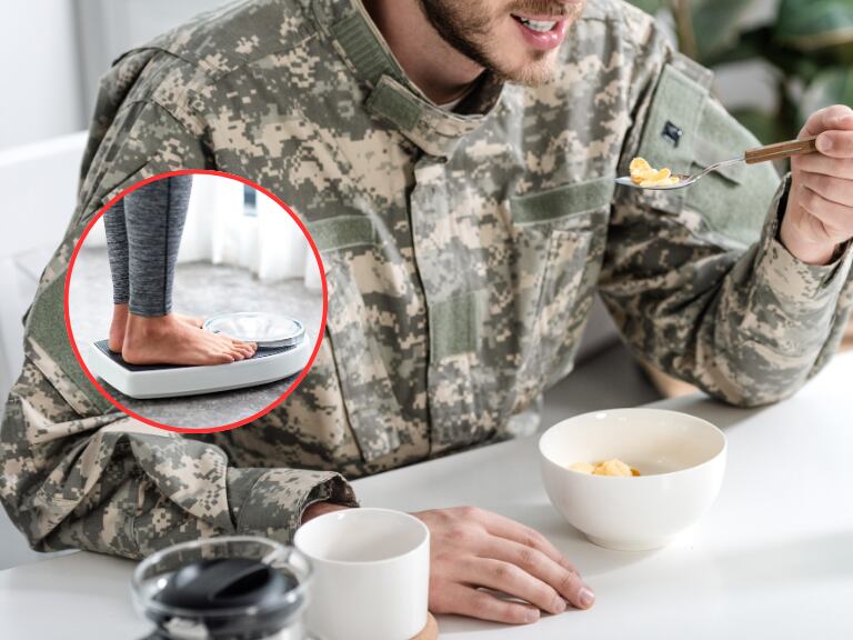 Militar comiendo y al lado una persona midiendo su peso a rtravés de una (Fotos vía Getty Images)