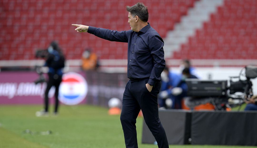 Eduardo Berizzo, DT de Paraguay, durante el juego ante Ecuador.