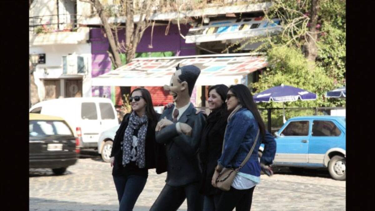 Lo llamativo de la iniciativa es que los personajes se mezclan con los transeúntes y pueden ser fotografiados en cualquier momento del día. Isidoro Cañones es uno de los más elegidos, sobre todo por el público femenino. El rey de la noche porteña, creado por Dante Quintero, se roba todas las miradas.