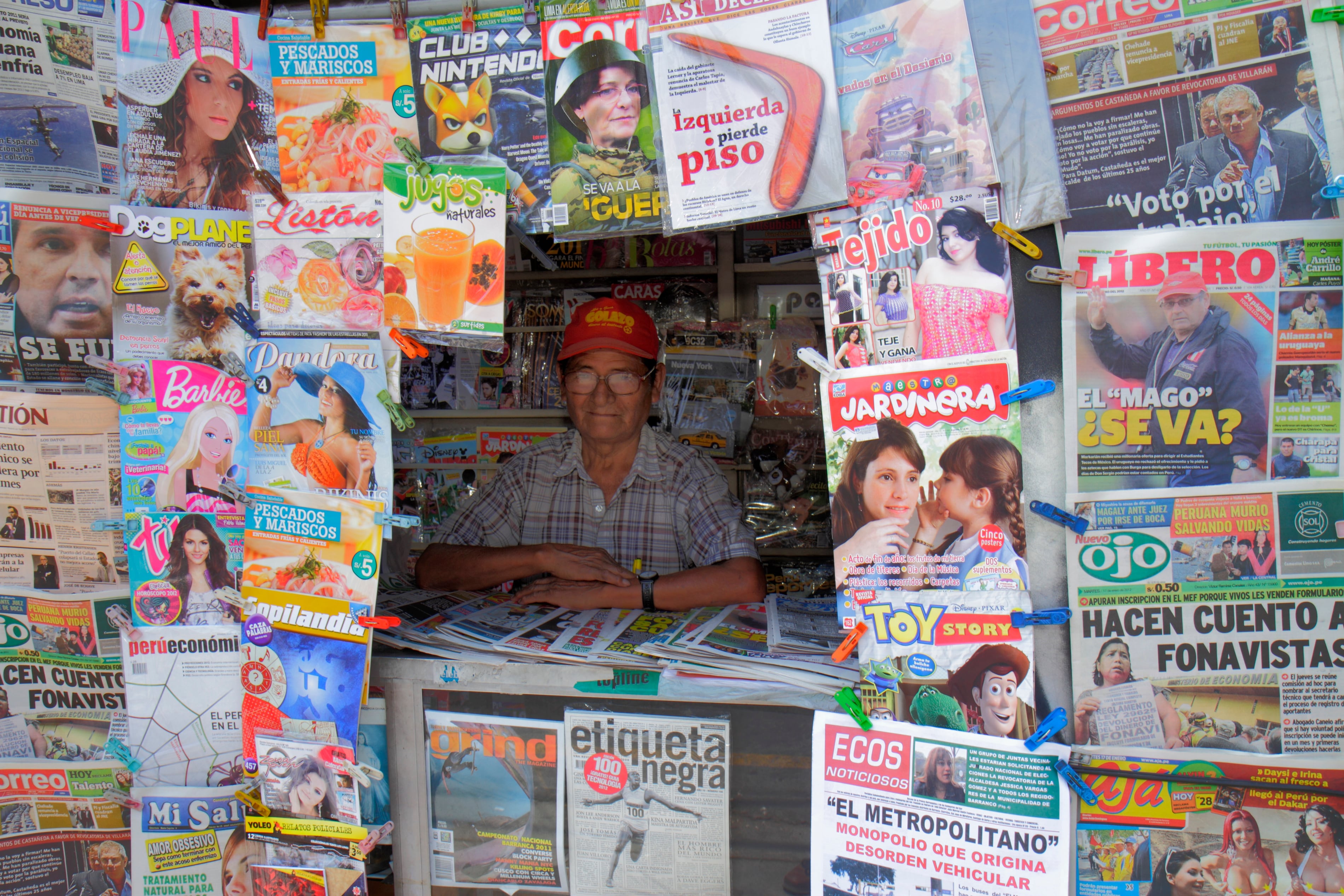 Venta de periódicos en Perú.
(Foto: Jeffrey Greenberg/Universal Images Group via Getty Images)