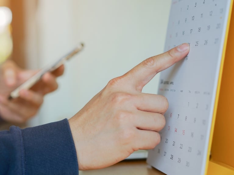 Persona viendo los festivos en el calendario // Foto de referencia: Getty Images